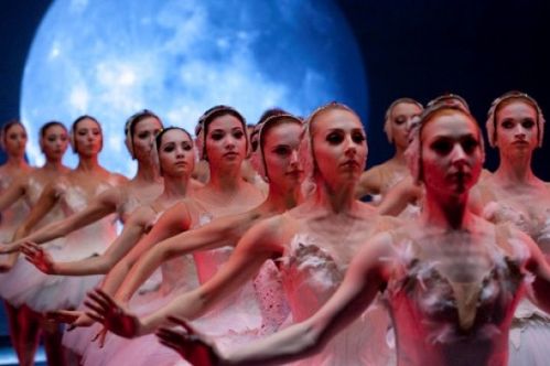 white-swans-corps-de-ballet.jpg