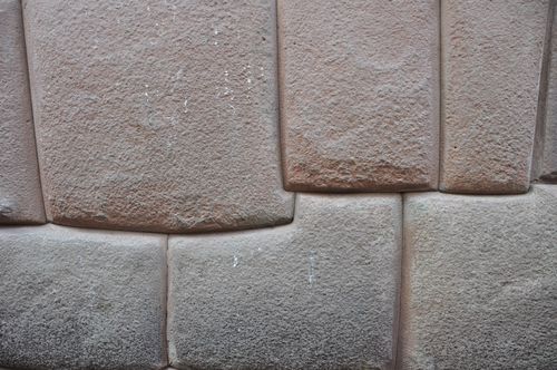 056 - Cuzco - ajustement des pierres