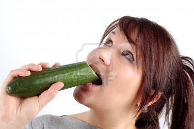 946457-femme-avec-le-concombre.jpg
