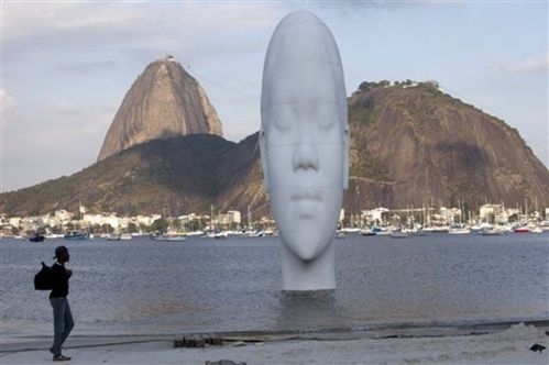 A-Rio-une-tete-geante-emerge-de-l-ocean-pour-faire-rever-le