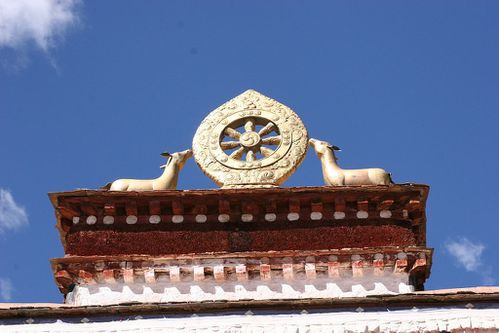 051 le haut du fronton et son motif bouddhique