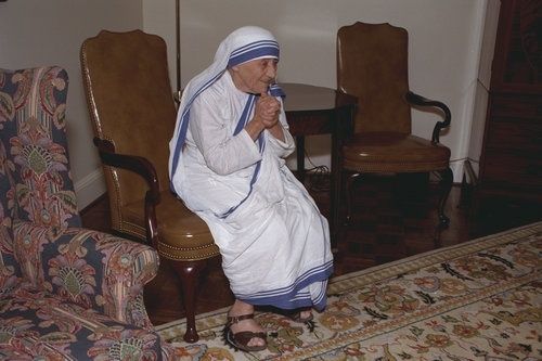 Mother-Teresa-visits-Atlanta-at-Sacred-Heart-Church-by-Lind