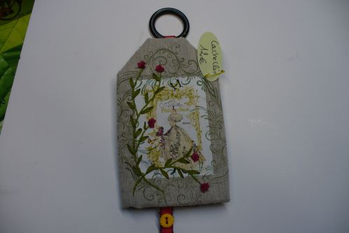 cache clés en tissu brodé