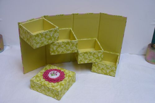 cartonnage boîte à échelle avec médaillon brodé