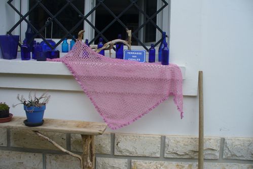 châle au crochet avec bord dentelle rose clair