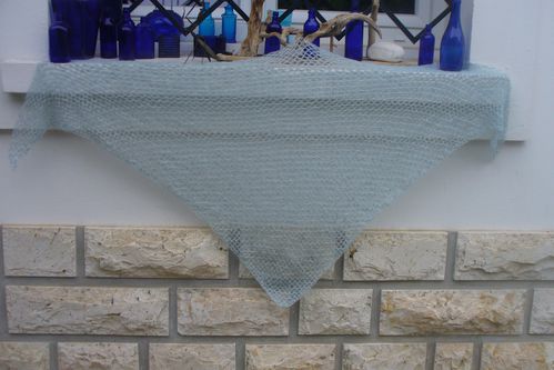 châle au crochet bleu ciel