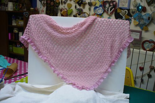 châle au crochet avec bord dentelle rose clair