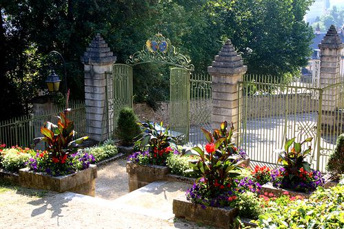 07-Entr-e-du-Parc-tout-en-fleurs-sur-grilles--10-08-2004---.jpg