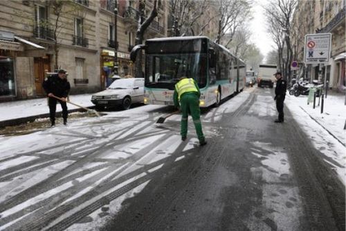 bus parisien sous la neige article_1812-FRA06-NEIGE.jpg