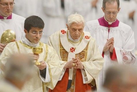 Benoit-XVI-rappelle-le-caractere-propre-de-la-charite-des-c