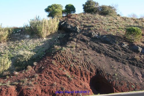 agde-Petit_Pioch_facies_coeur_de_cone_et_coulee_de_basalte.jpg