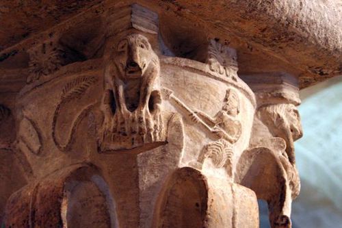 642g3a Bitonto, cathédrale, chapiteau de la crypte