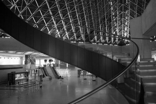 785e2 Sous la pyramide du Louvre