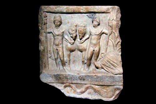840h5 relief votif, les Dioscures et le Strymon (2e siècle