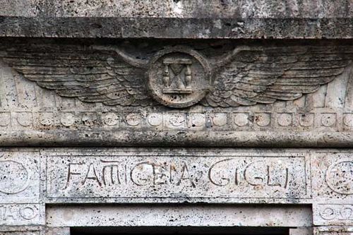 917k3 la tombe du ténor Gigli à Recanati
