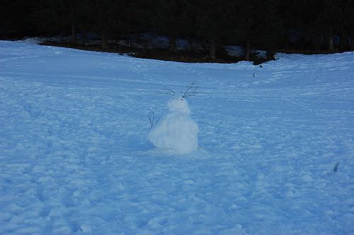 Un bonhomme de neige gigantesque.SCI