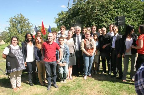 hervé morin et les jeunes à la fête de la pomme