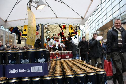Stand de ravitaillement sur la Schildergasse Carnaval-de-Cologne-0554.jpg