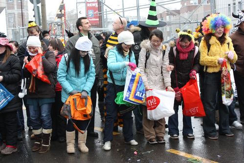 Des touristes prévoyantes Carnaval de Cologne 0712