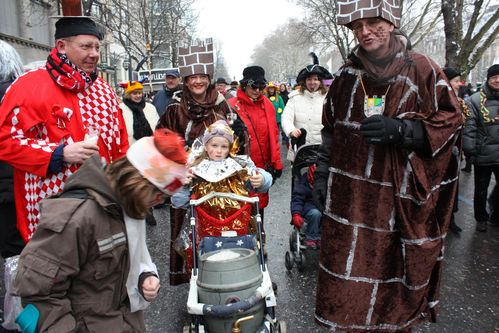 En famille avec un fût de bière, sur la Königsallee Carnaval-de-Dusseldorf-0588.jpg