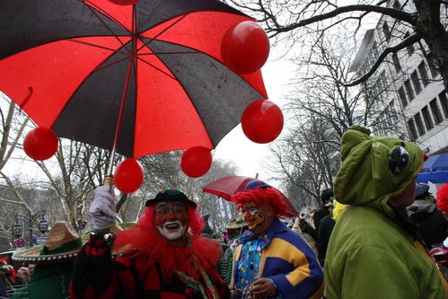 Deux clowns et un parapluie sur Königsallee Carnaval-de-Dusseldorf-0593.jpg
