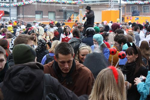 La foule est dense sur Marktplatz Carnaval-de-Dusseldorf-0613.jpg