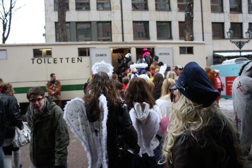 File d'attente pour les toilettes Carnaval-de-Dusseldorf-0622.jpg