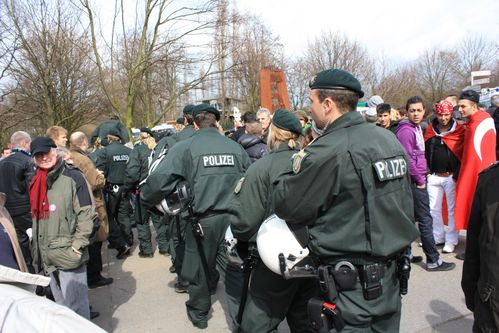 Un groupe de policier traversent la foule des contre-manifestants Manif-a-Duisbourg--28-mars- 1274