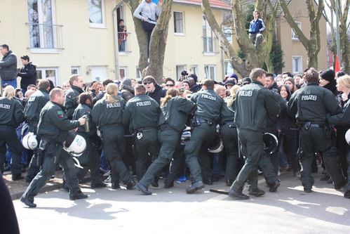 Début de bousculade aussitôt terminée Manif-a-Duisbourg--28-mars- 1282