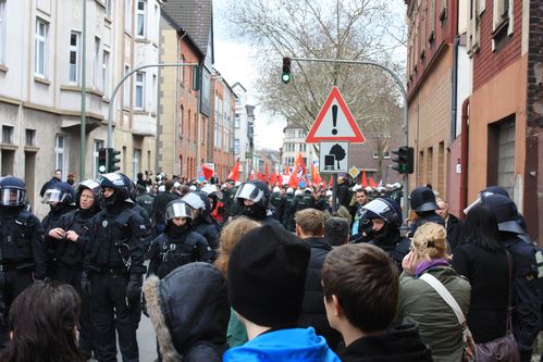 La police encadre de près les militants d'extrême-gauche Manif-a-Duisbourg--28-mars- 1313