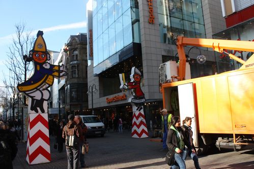 Préparatifs pour le carnaval, dans la Schildergasse à Cologne Photos-1-0356reduite.jpg