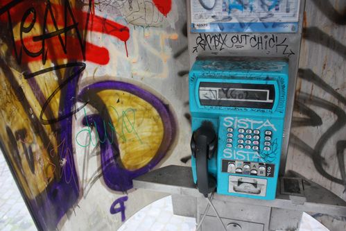 Une cabine téléphonique dans le centre historique Photos-1-0917.jpg
