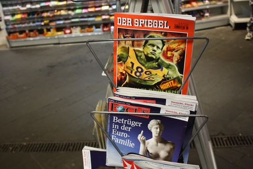 Un kiosque à journaux à la gare de Bonn. Photos-1 0957