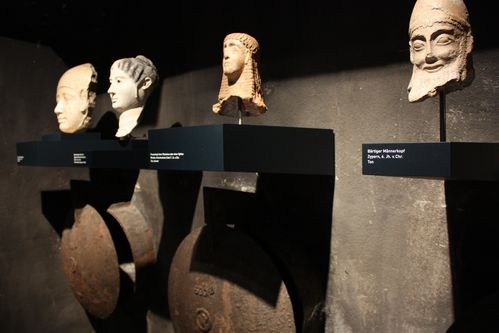 Têtes de statues datant des premiers siècles avant Jésus Christ Ruhr-2010-1033.jpg