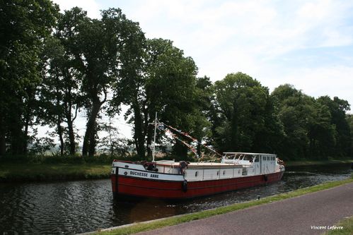 une péniche de passage à St-Gérand...