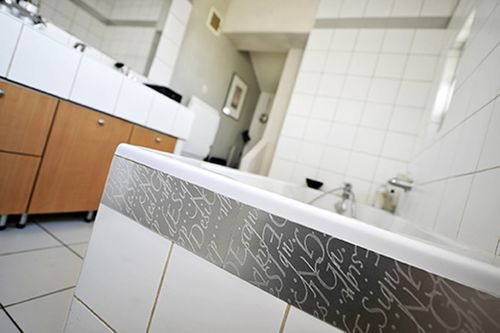 Changer la déco de votre salle de bain ! metaldecor.over blog.com Salle deau:faience avec frise verticale