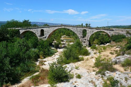 800px-Pont Julien