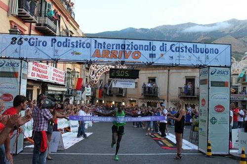 Geoffrey Mutai taglia il traguardo al Giro Podistico di Castelbuono del 2011