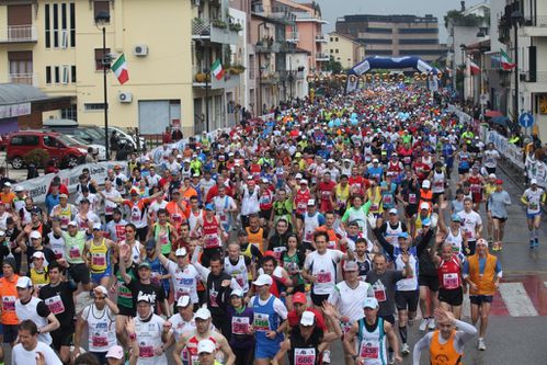 L'Alimentazione dell'Atleta, prima e dopo la Maratona. Un convegno a Padova nell'avvicinamento alla Maratona, con la partecipazione di Luca Speciani