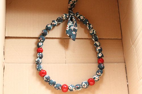 collier boules liberty bleu et perles ceramique