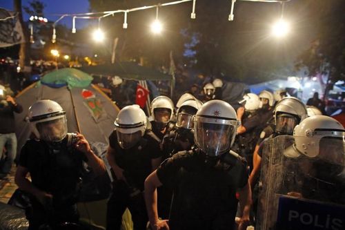 527902-riot-police-enter-gezi-park-to-evict-protesters-at-t.jpg