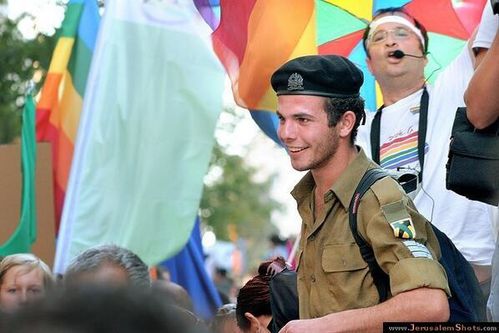 Francois-Hollande-animateur-gay-pride.jpg