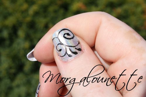 Nail art morgalounette arabesque holographique silvershape
