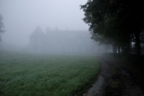Bardouville chateau corset rouge brouillard