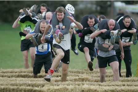 UK Wife Carrying Race (7^ ed.). Una gara di antichissima tradizione: va bene fermarci al Ratto delle Sabine, o andiamo ancora più indietro?