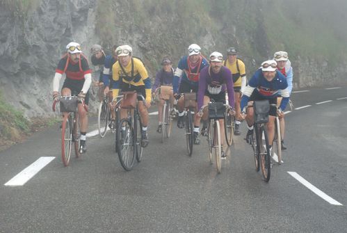 100-ans-de-Cyclisme-au-Tourmalet-peloton-1.jpg
