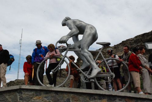 100-ans-de-Cyclisme-au-Tourmalet-statue-cycliste.jpg