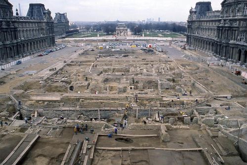 Louvre construction de la pyramide