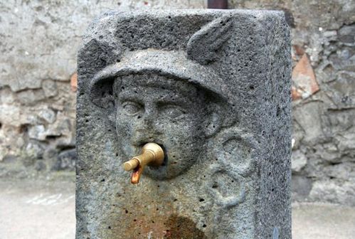 492e4 Pompéi, fontaine de la rue de Mercure