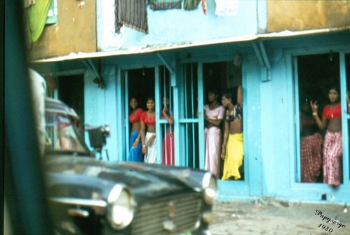 FEMMES-EN-CAGE-DE-BOMBAY--6-.JPG